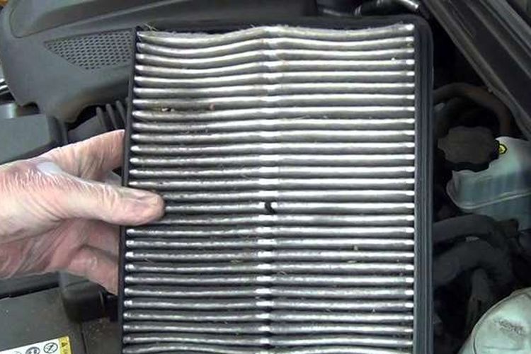 Kaki Basah dan Masuk ke Mobil Bisa Bikin Filter Kabin Cepat Kotor