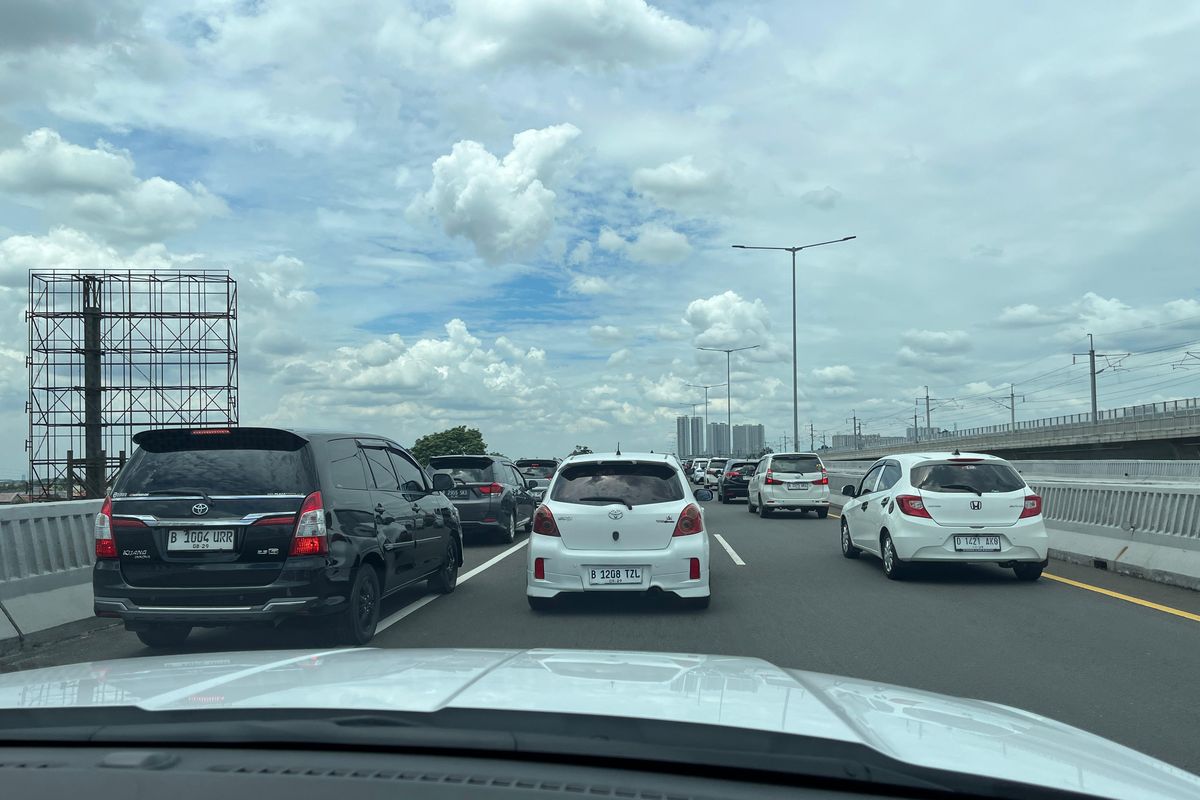 Macet di Tol Layang MBZ Arah Cikampek, Ada Tabrakan Beruntun