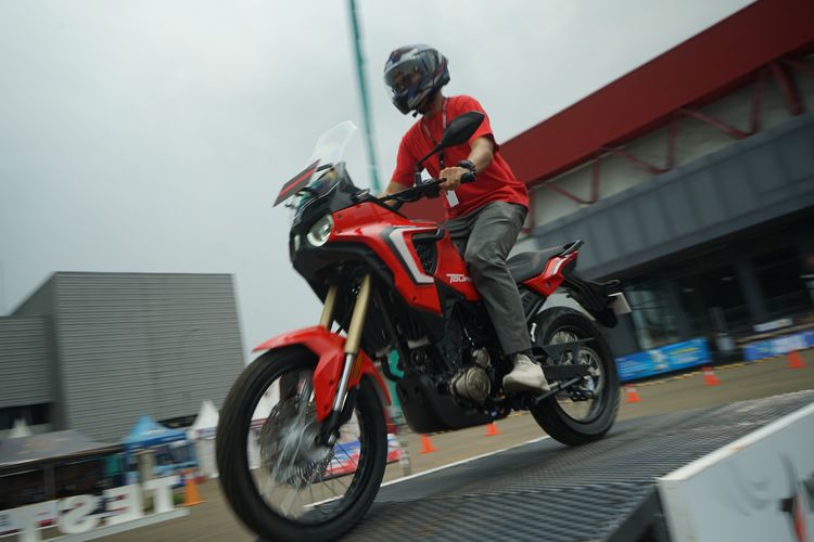 Keseruan Test Ride Singkat QJMotor Tourino 250 DX di IIMS 2026