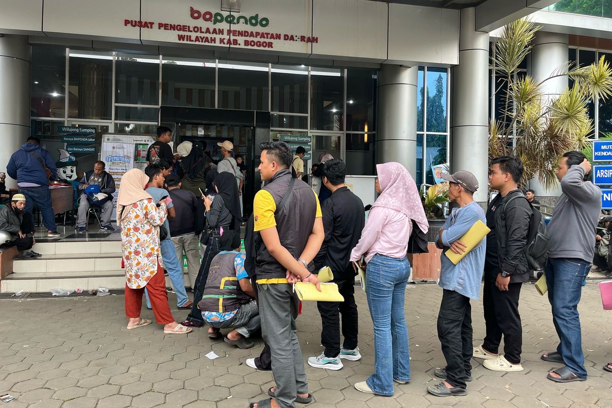 Kantor Samsat Cibinong Diserbu Warga yang Bayar Pajak Kendaraan