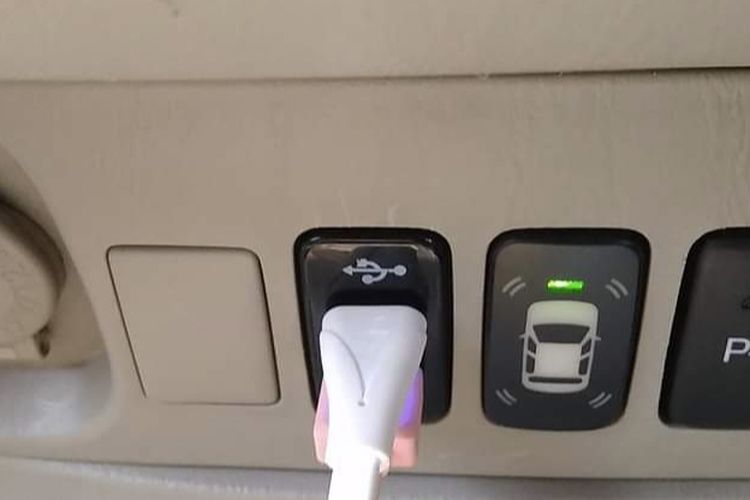 Sering Ngecas HP di Mobil Bikin Aki Cepat Soak?
