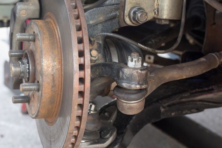 Gaya Mengemudi yang Mempercepat Kerusakan Mobil