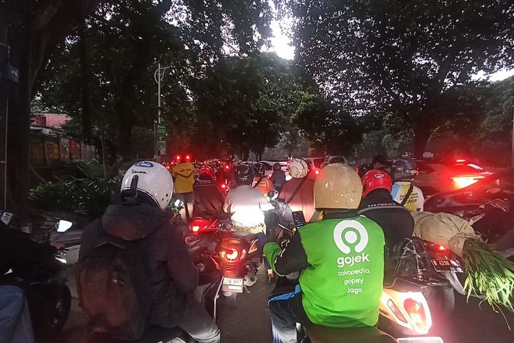 Melawan Arus dan Terobos Lampu Merah Jadi Pemicu Utama Kemacetan