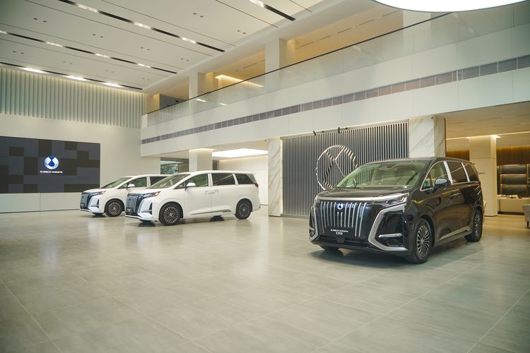 Persaingan Penjualan Toyota Alphard vs Denza D9, Siapa Paling Laris?