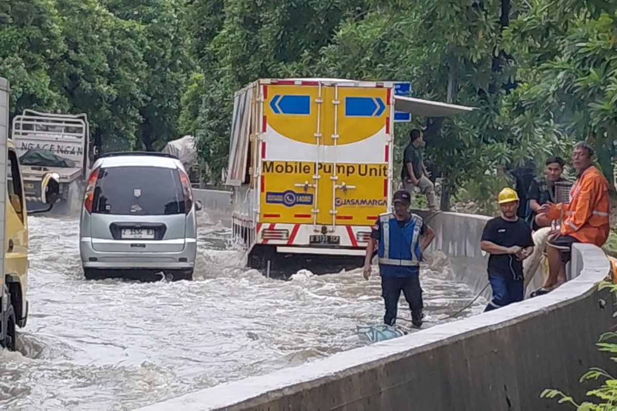 Ini Risiko Fatal jika Mobil Dipaksa Menerobos Banjir Melebihi Batas Aman