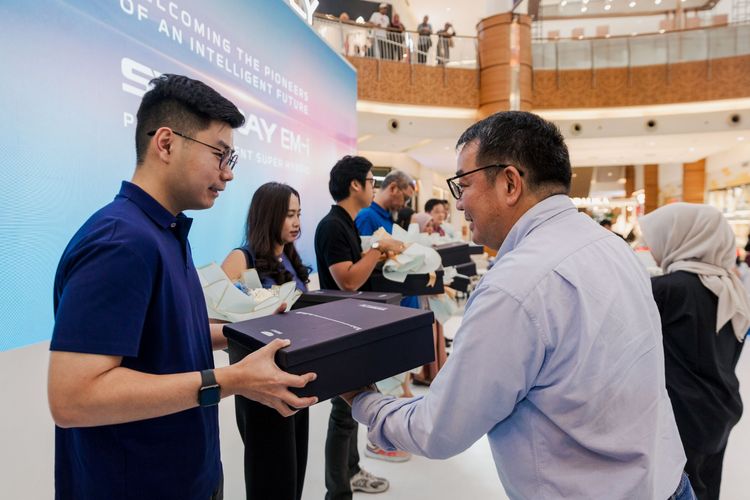 Geely Mulai Serahkan Starray EM-i ke Pembeli Pertama