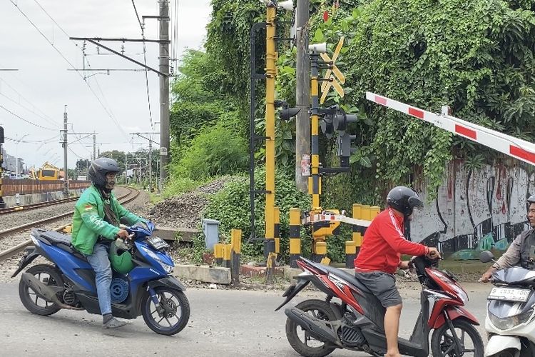 Kesalahan Fatal Pengendara Motor Matik Saat Melintasi Rel Kereta