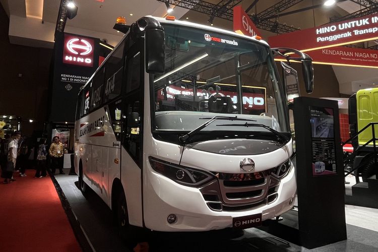 Hino Luncurkan Bus 4x4 untuk Operasional Medan Berat
