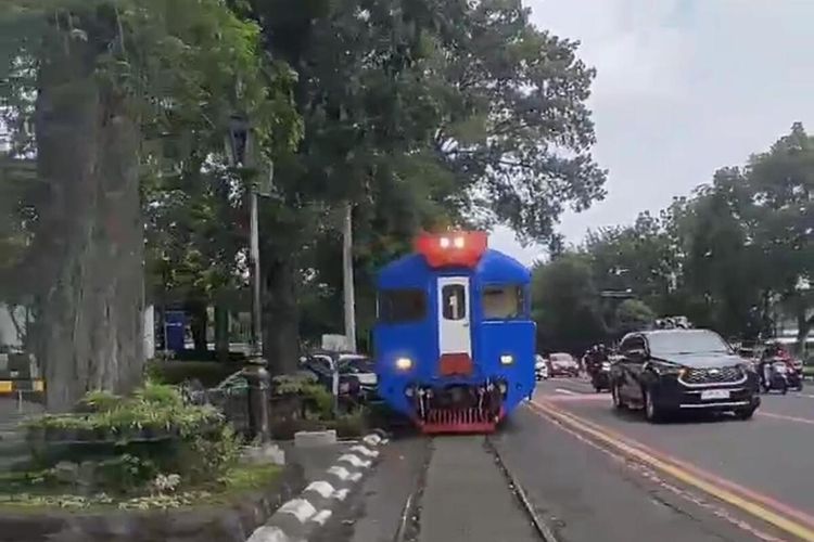 Mobil Taksi Online Tertabrak KA Batara Kresna di Solo, Sopir Kurang Waspada