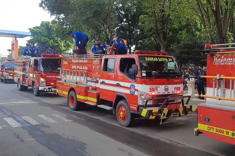 Pelanggaran Lalu Lintas: Truk Damkar Terhalang Mobil Lain