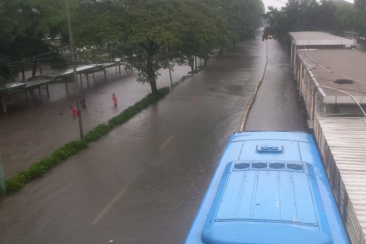 Berikut Daftar Rute Bus Transjakarta yang Terkendala Imbas Banjir