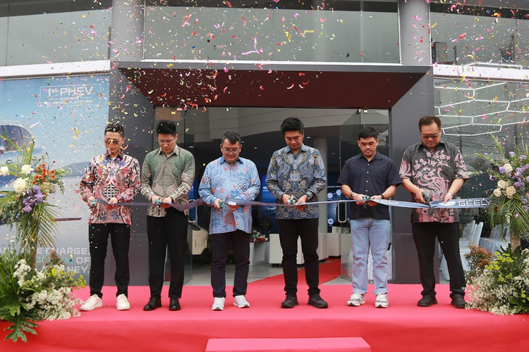 Awali 2026, Geely Resmikan Tiga Diler Sekaligus