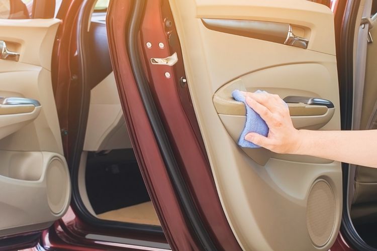 Ini Kesalahan Membersihkan Interior Mobil yang Sering Terjadi