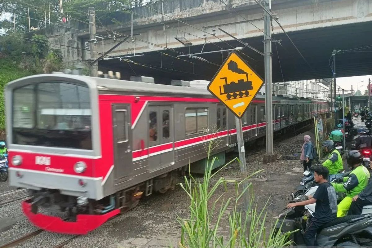 Wajib Waspada! Palang Terbuka Tak Berarti Aman di Pelintasan KA