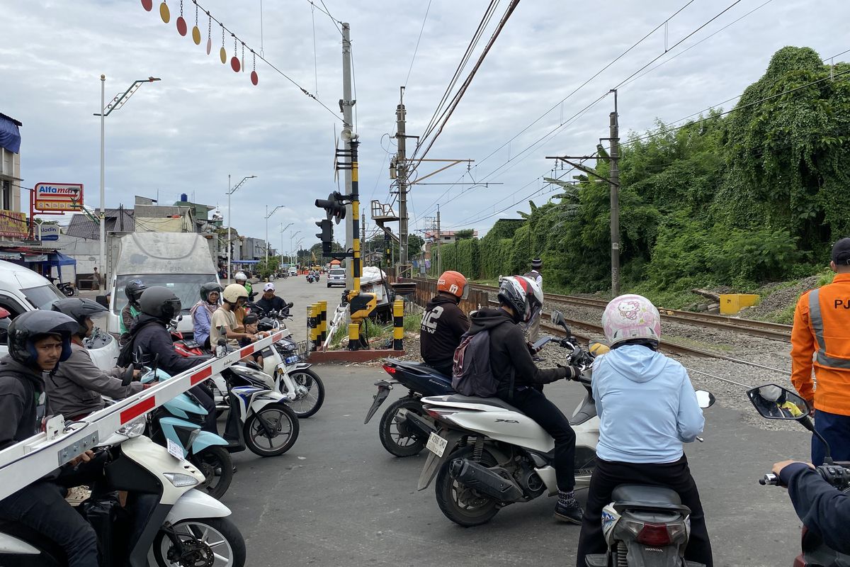 Kesalahan Fatal Pengendara Motor Matik Saat Melintasi Rel Kereta