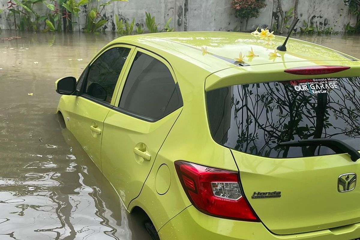 Tips Parkir Aman Mobil Hybrid di Area Rawan Banjir