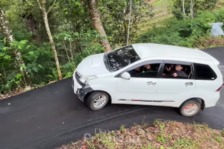 Tips Jitu Agar Mobil Matik Tak Mundur Saat Berhenti di Tanjakan