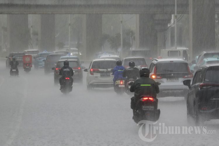 Alasan Wajib Ganti Komponen Mobil Ini di Musim Hujan