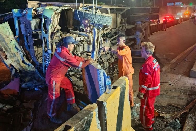 Bos Otomotif Jepang Tewas Tertimpa Truk Tanah di Tol Karawang Barat