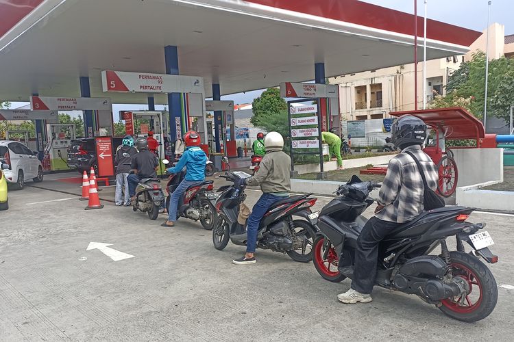 Antrean Panjang di SPBU Pertamina Signature Pondok Indah