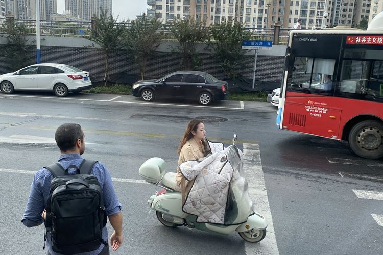 Unik, Pengendara Motor di China Gunakan Selimut Saat Musim Gugur