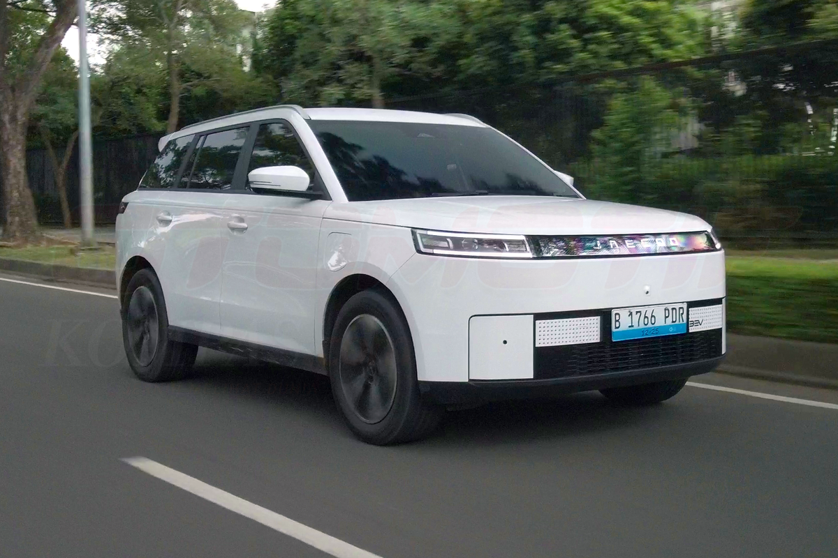 Adu Irit Mobil Listrik dan Hybrid: J5 EV Vs Rocky e-Smart Hybrid