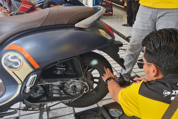 Waspada Ban Motor Kempis di Musim Hujan