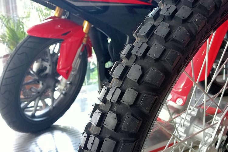 Alasan Kenapa Motor Trail Masih Pakai Ban Dalam