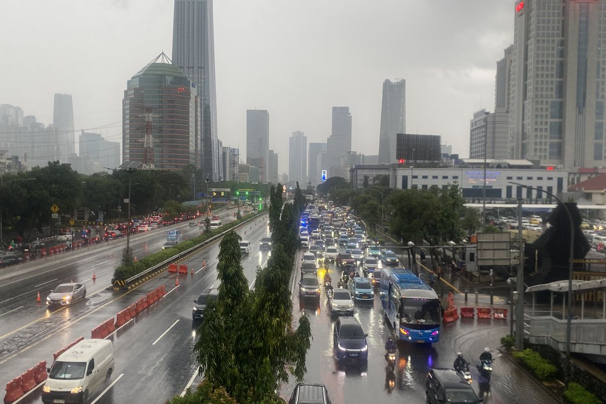 Berkendara Aman Saat Mudik di Musim Hujan