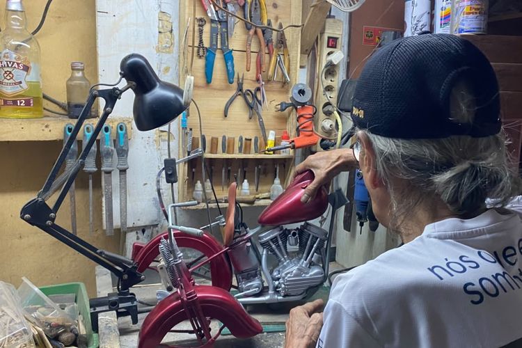 Menyulap Barang Limbah Jadi Miniatur Harley, Sambil Merawat Kenangan