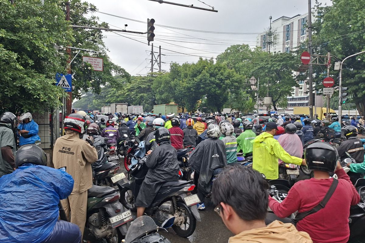 Hujan Deras, Sejumlah Ruas Jalan di Jakarta Alami Kemacetan Parah