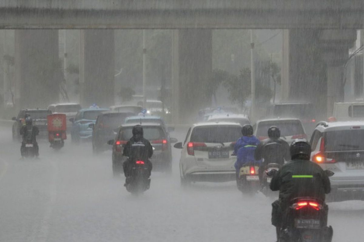 Hati-Hati Saat Hujan, Jalan Basah Bikin Rem Motor Kurang Pakem