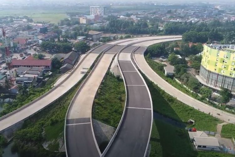 Ferrari Terguling Saat Diangkut Truk Towing di Tol Cengkareng