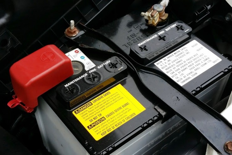 Pakai Strobo atau Rotator Bisa Bikin Aki Mobil Cepat Soak?