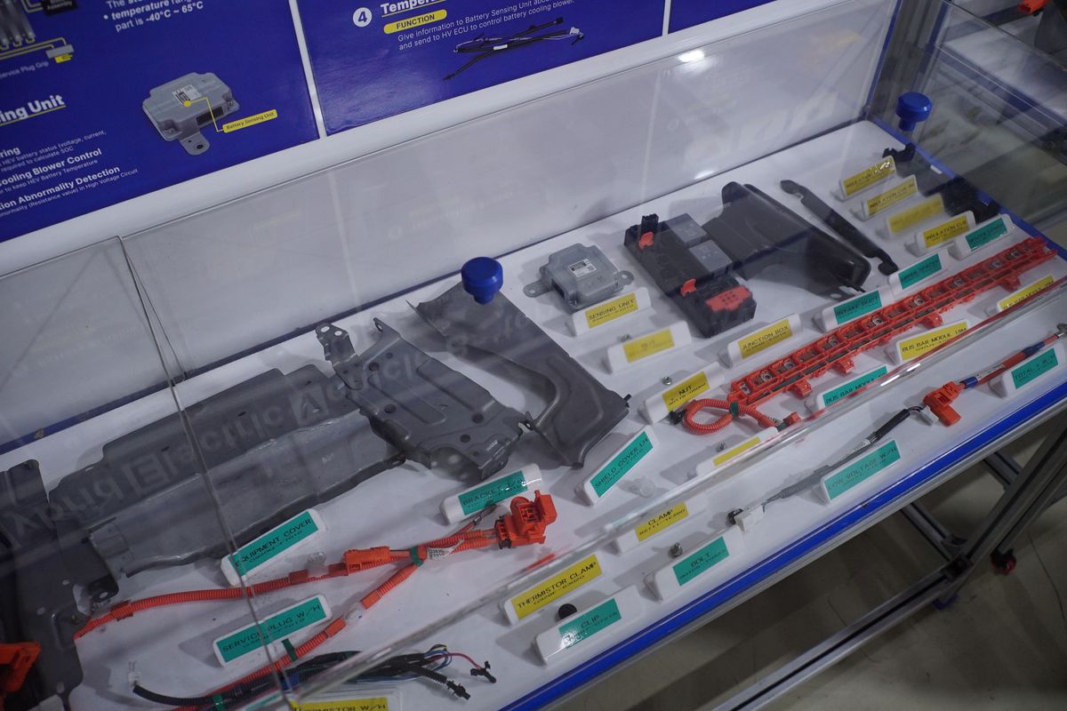 Benarkah Baterai Mobil Hybrid Lebih Awet?