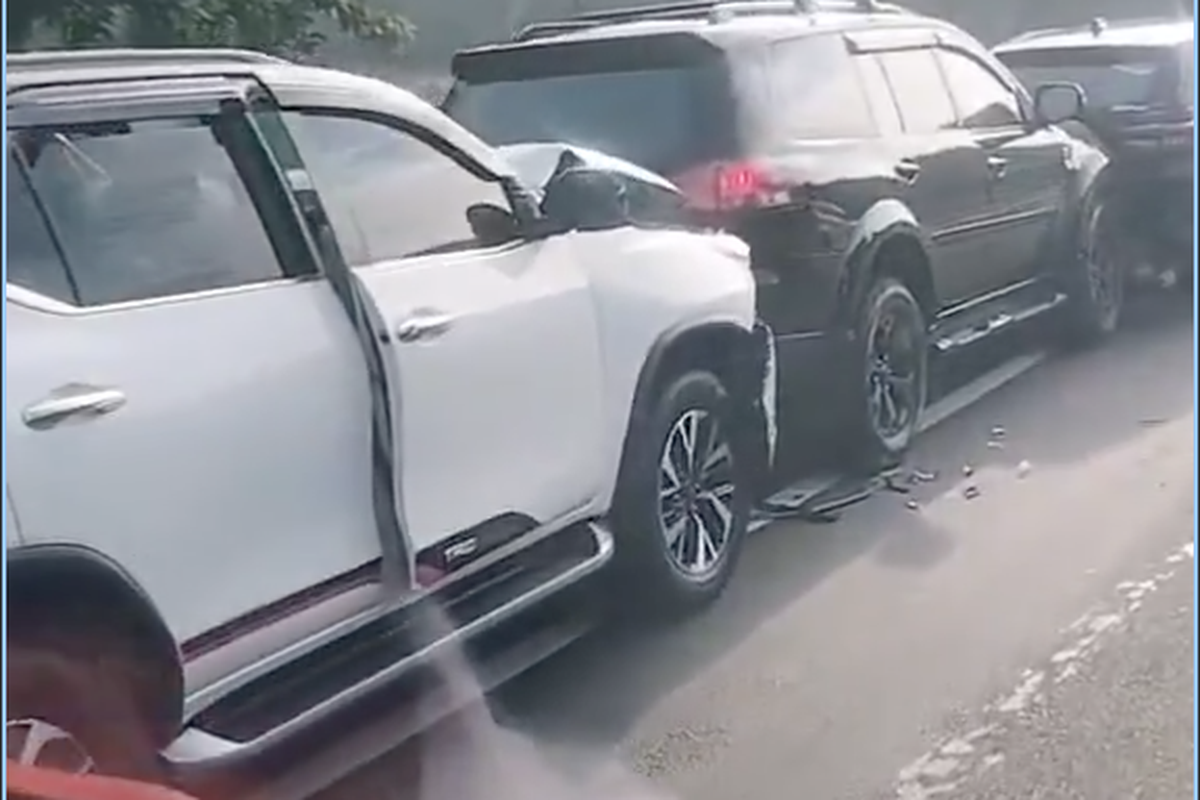 Livina Diseruduk Saat Ganti Ban di Bahu Jalan Tol Cipali