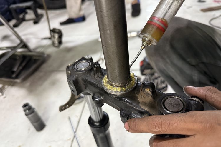 Penyebab Suspensi Depan Motor Bunyi saat Lewat Jalan Berlubang