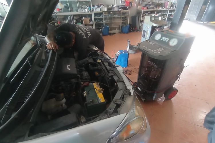 Jangan Langsung Isi Freon AC Mobil, Cek Dulu Ada Kebocoran atau Tidak