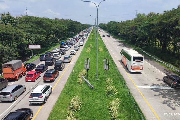 Banyak Kendaraan Berhenti di Bahu Jalan, Penyebab Macet Parah di Tol Cipali