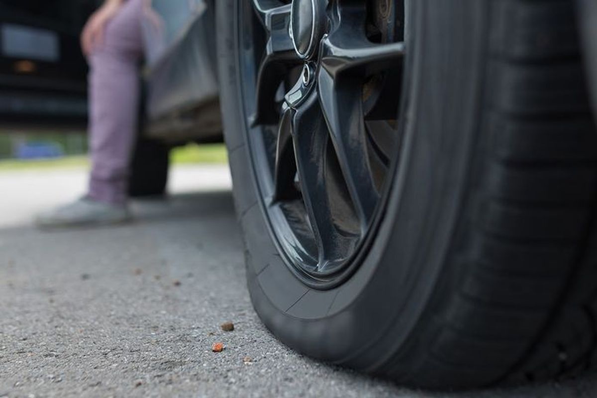 Tanda Tekanan Udara Ban Mobil Kurang Saat Dikendarai