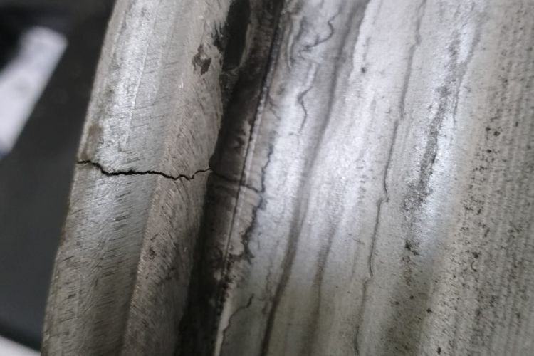 Begini Tandanya Pelek Mulai Bermasalah karena Hajar Lubang