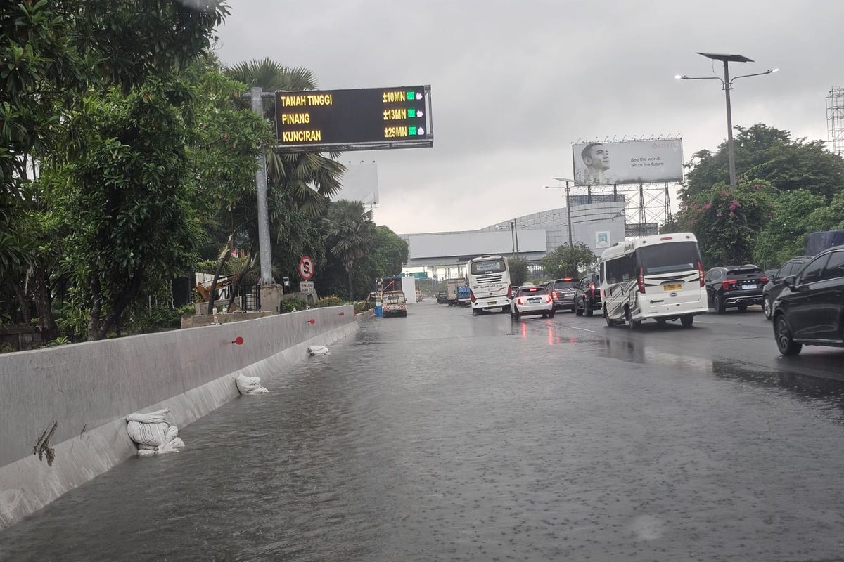 Curah Hujan Tinggi, Akses Tol ke Bandara Soetta Tergenang Banjir