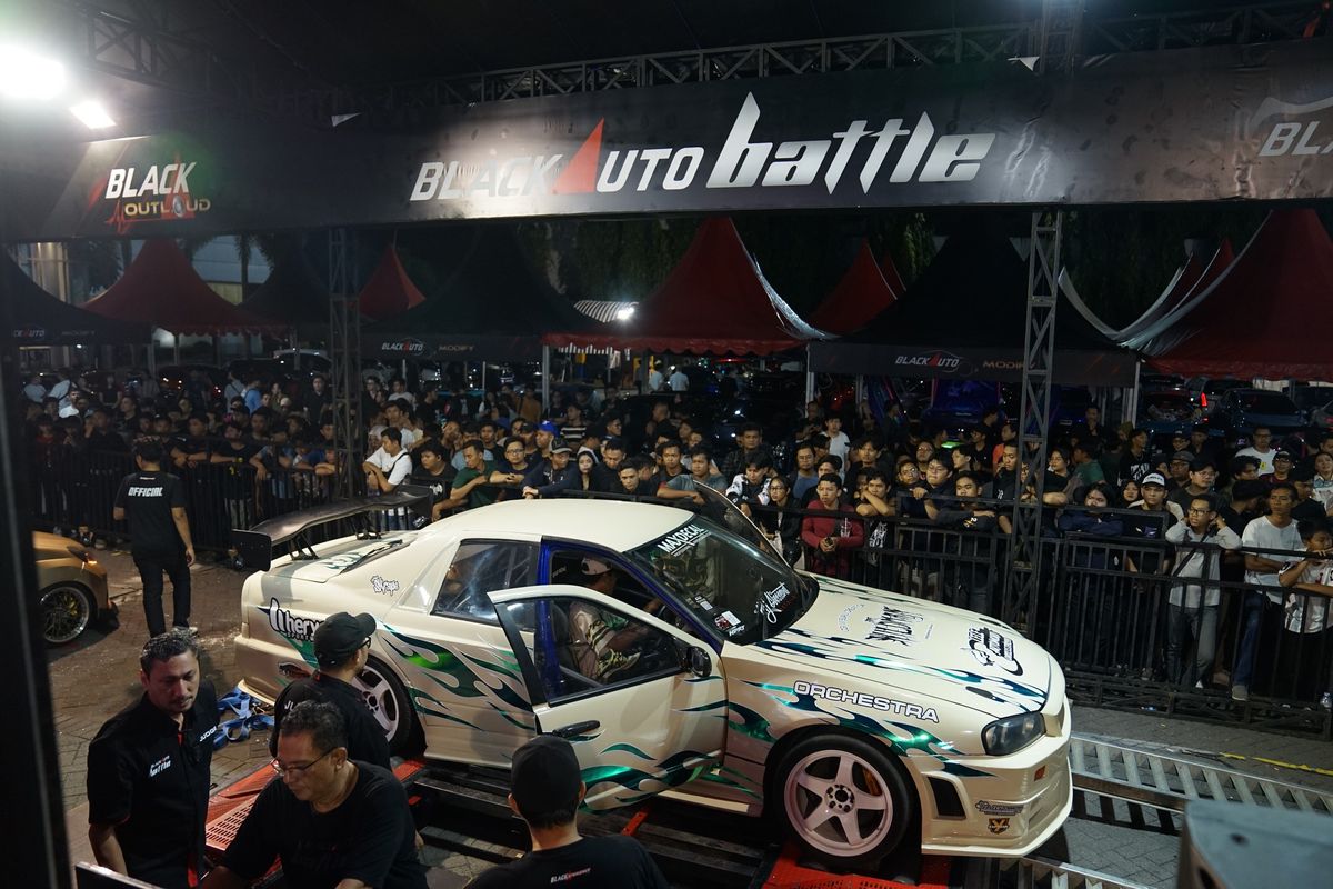 Kontes Modifikasi Mobil di Surabaya Sedot Perhatian Pengunjung