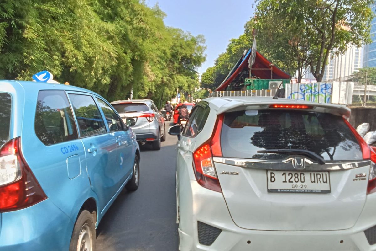 Alasan Kenapa AC Mobil Tak Dingin Saat Terjebak Macet