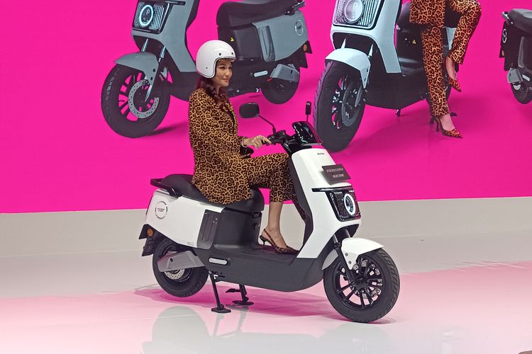 Polytron Luncurkan Fox 200, Motor Listrik buat Perempuan