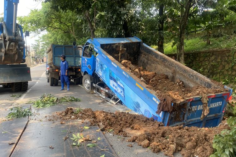 Jalan Lenteng Agung Ambles, Polisi Imbau Cari Jalan Alternatif