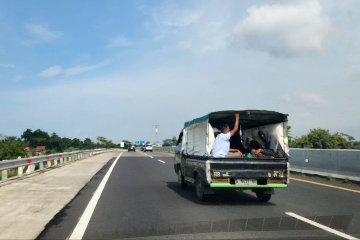 Mobil Bak Terbuka Masih Dipakai Angkut Penumpang Saat Momen Lebaran, Ini Bahayanya