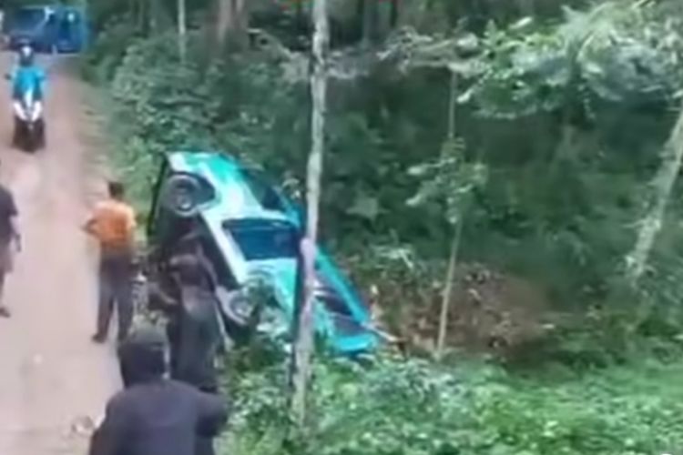 Tips Aman Berkendara di Jalan Licin Saat Libur Nataru