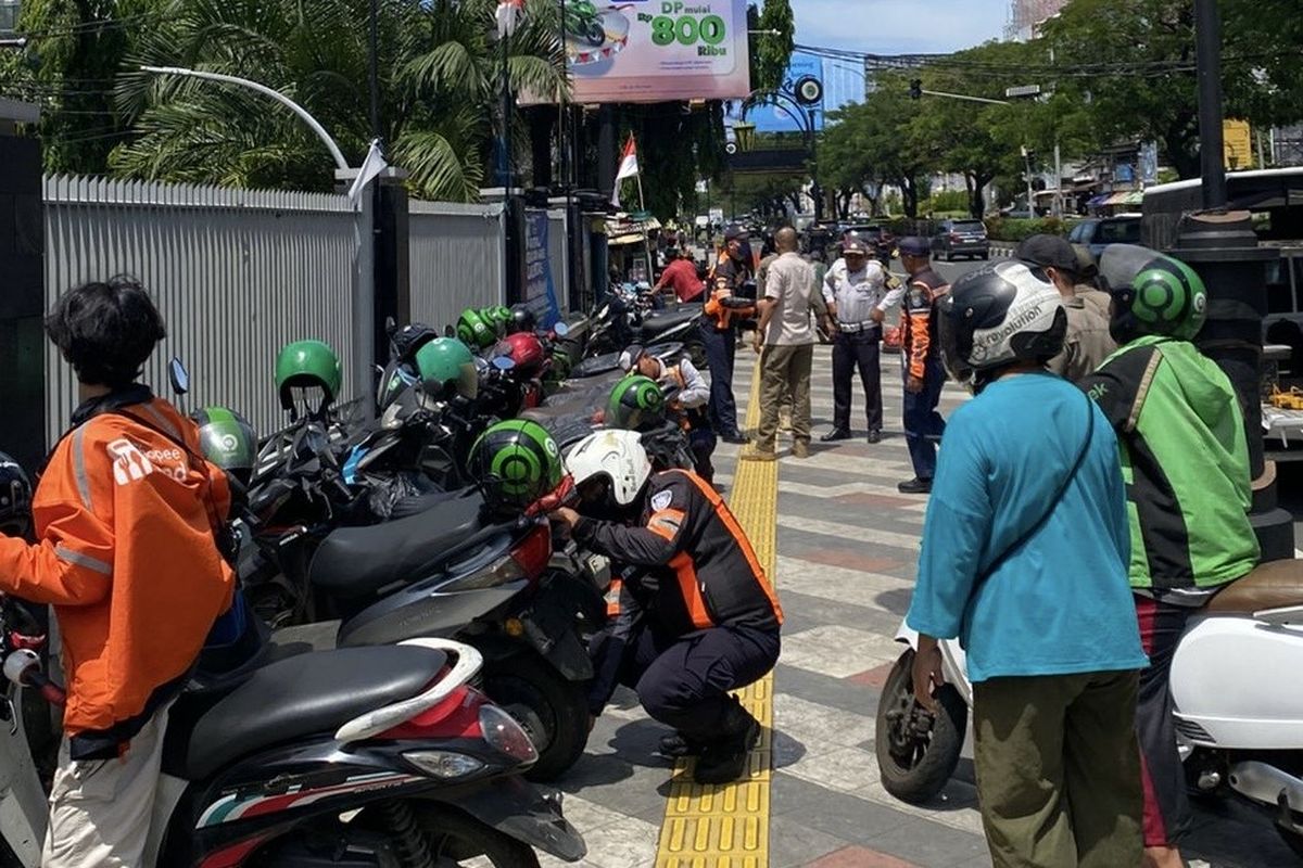 Menghadapi Juru Parkir Liar: Panduan untuk Pengendara