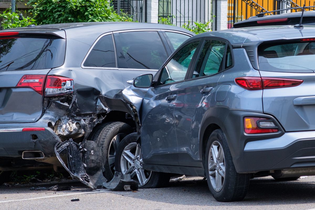 Video Minibus Seruduk Sejumlah Kendaraan Akibat Salah Injak Pedal